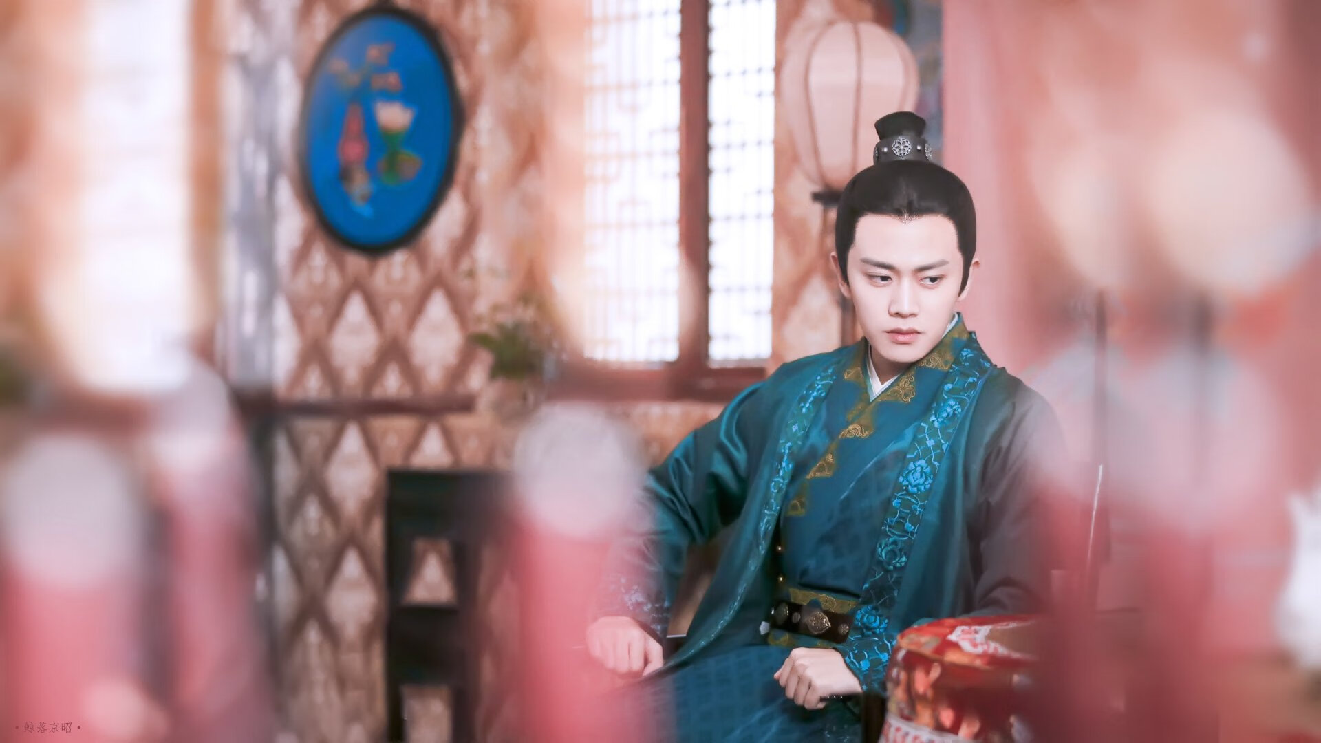 赛场出现争议画面引发回放系统是否全面启用的讨论,赛场观众